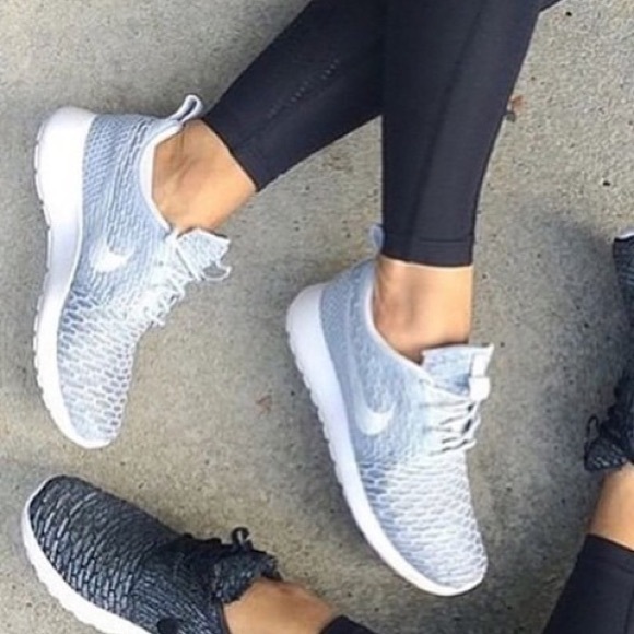 Nike Shoes - Nike Roshe Flyknit Womens